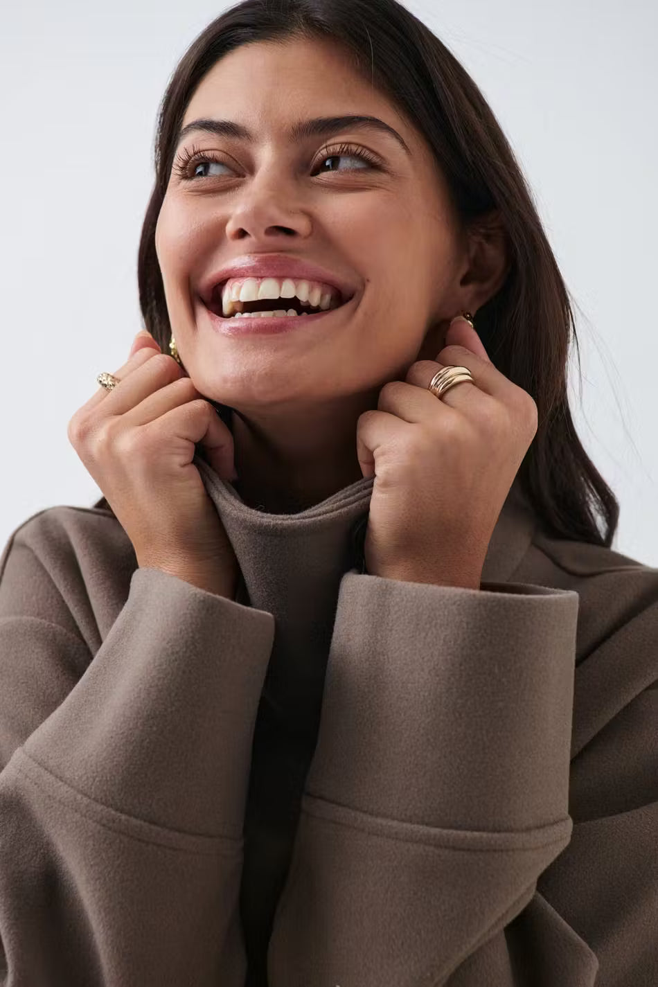 Brązowo-szary płaszcz Norava z dużym kołnierzem – przód 