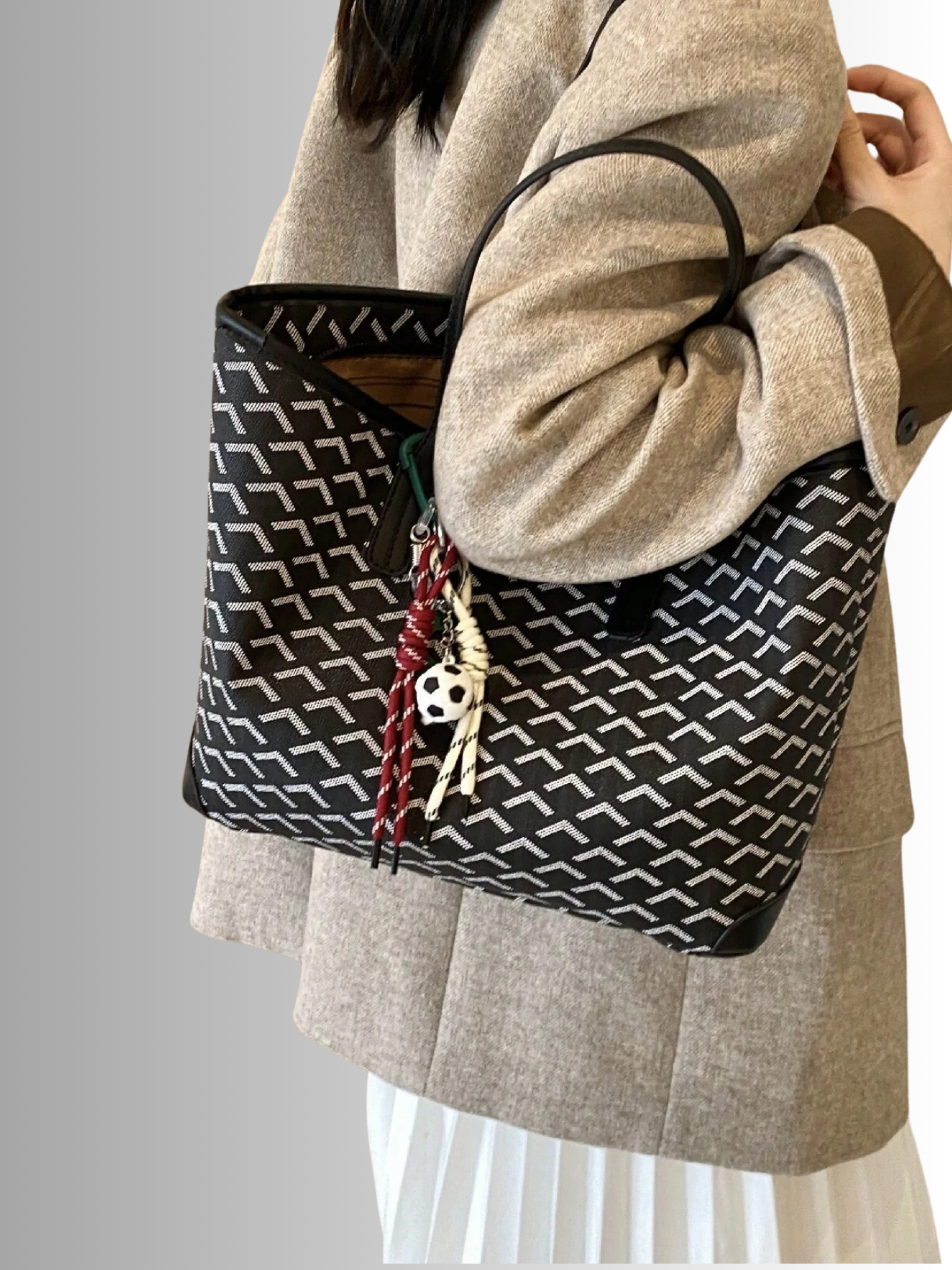 Kobieta z czarną torebką GeoLuxe na ramieniu