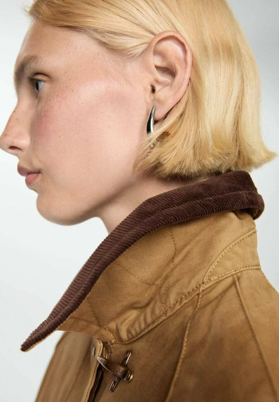 Modelka tyłem w kurtce Marleau – brąz