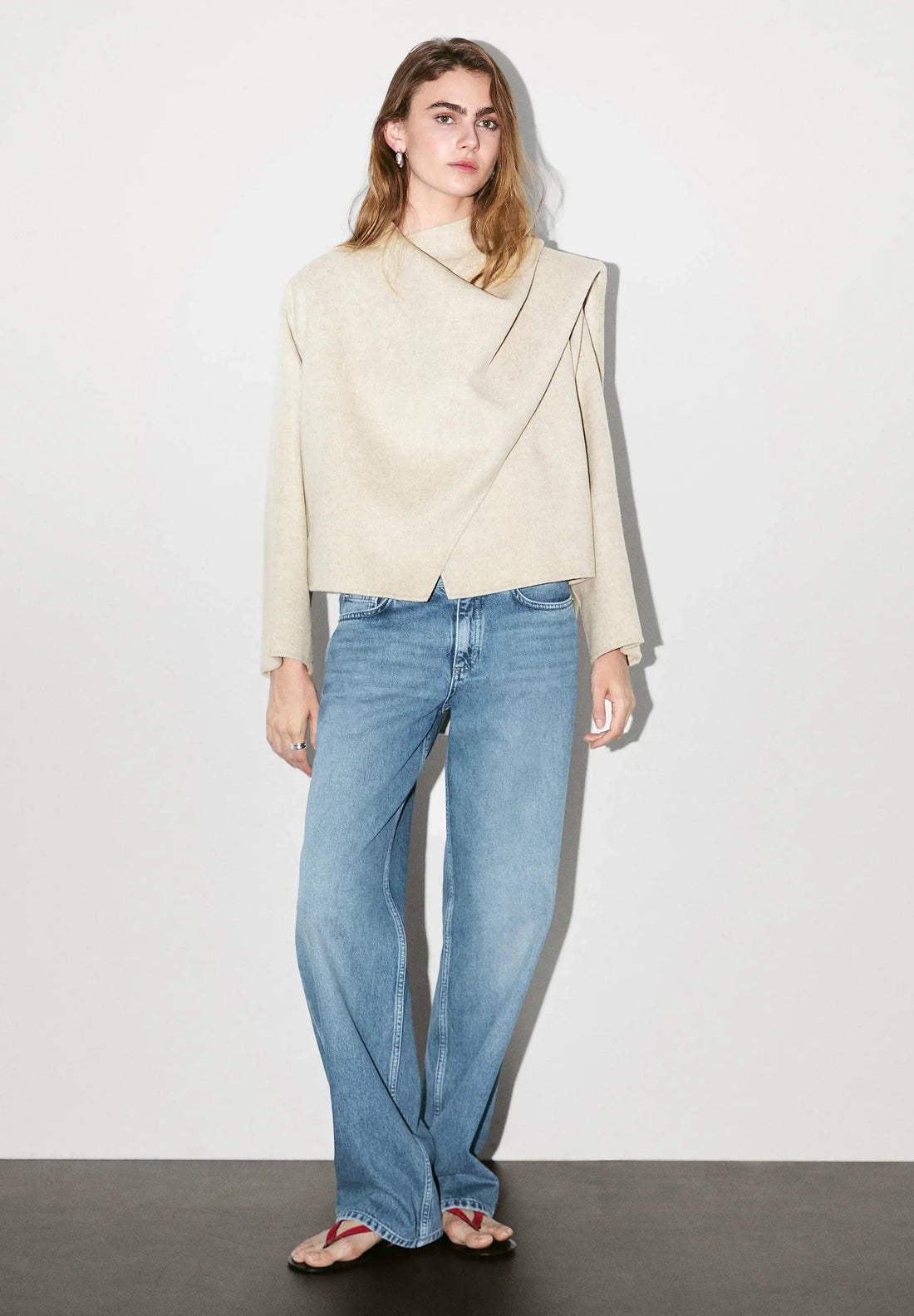 Aveline płaszcz damski – beżowy asymetryczny płaszcz z detalem szalowym 