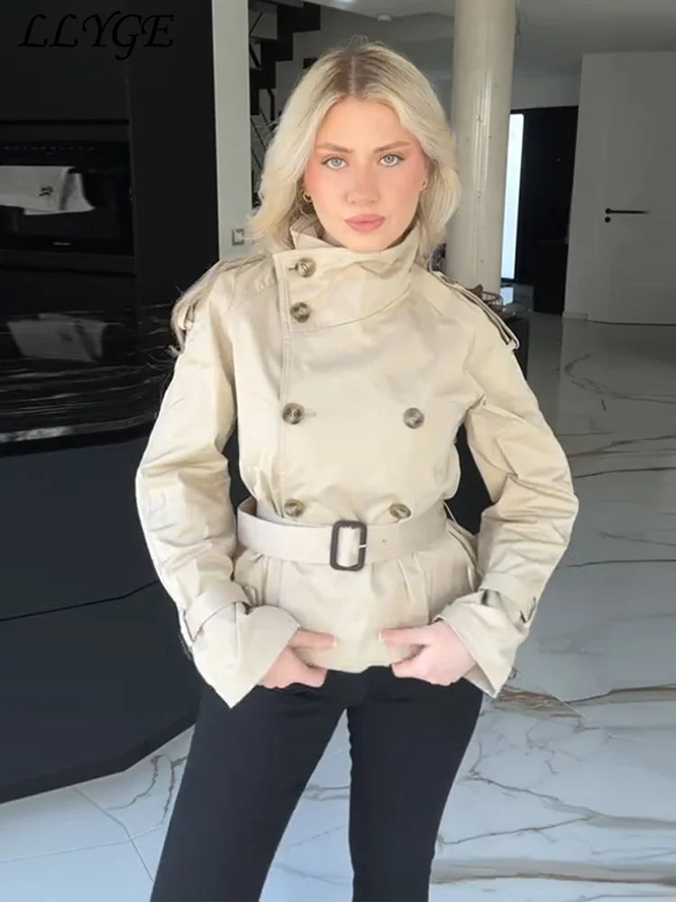 Maravine – czarny płaszcz Schwarz – detal kołnierza i guzików.
