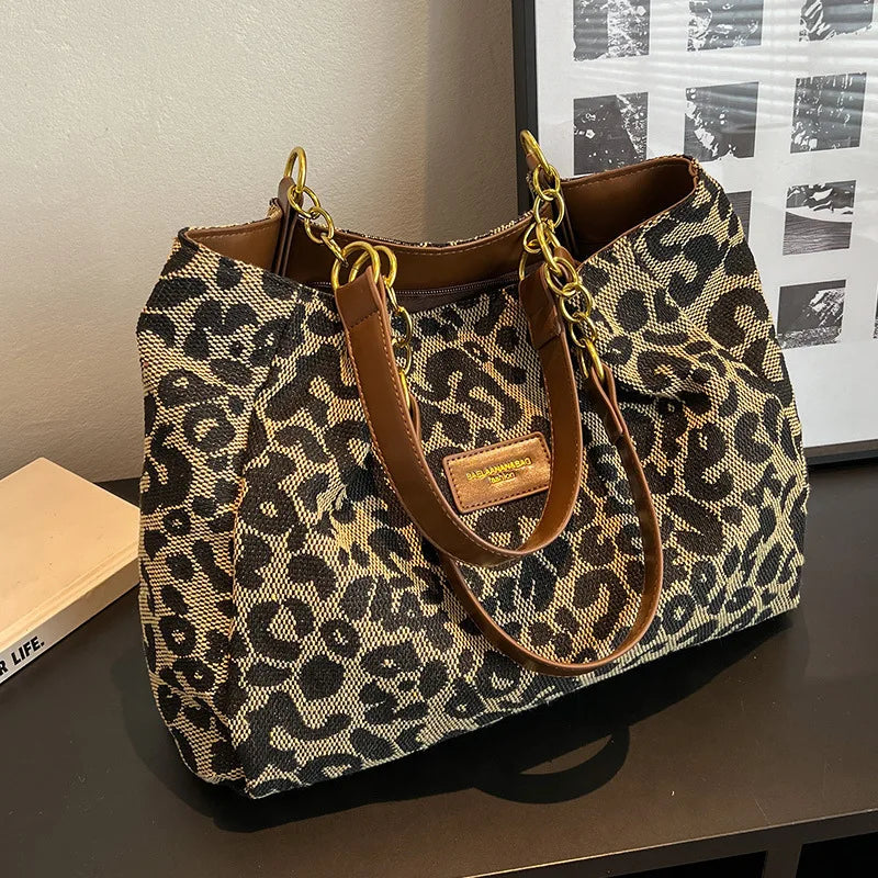 Torebka Leopard Luxe w panterkę na stole – duża torba z płótna