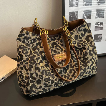 Torebka Leopard Luxe w panterkę na stole – duża torba z płótna