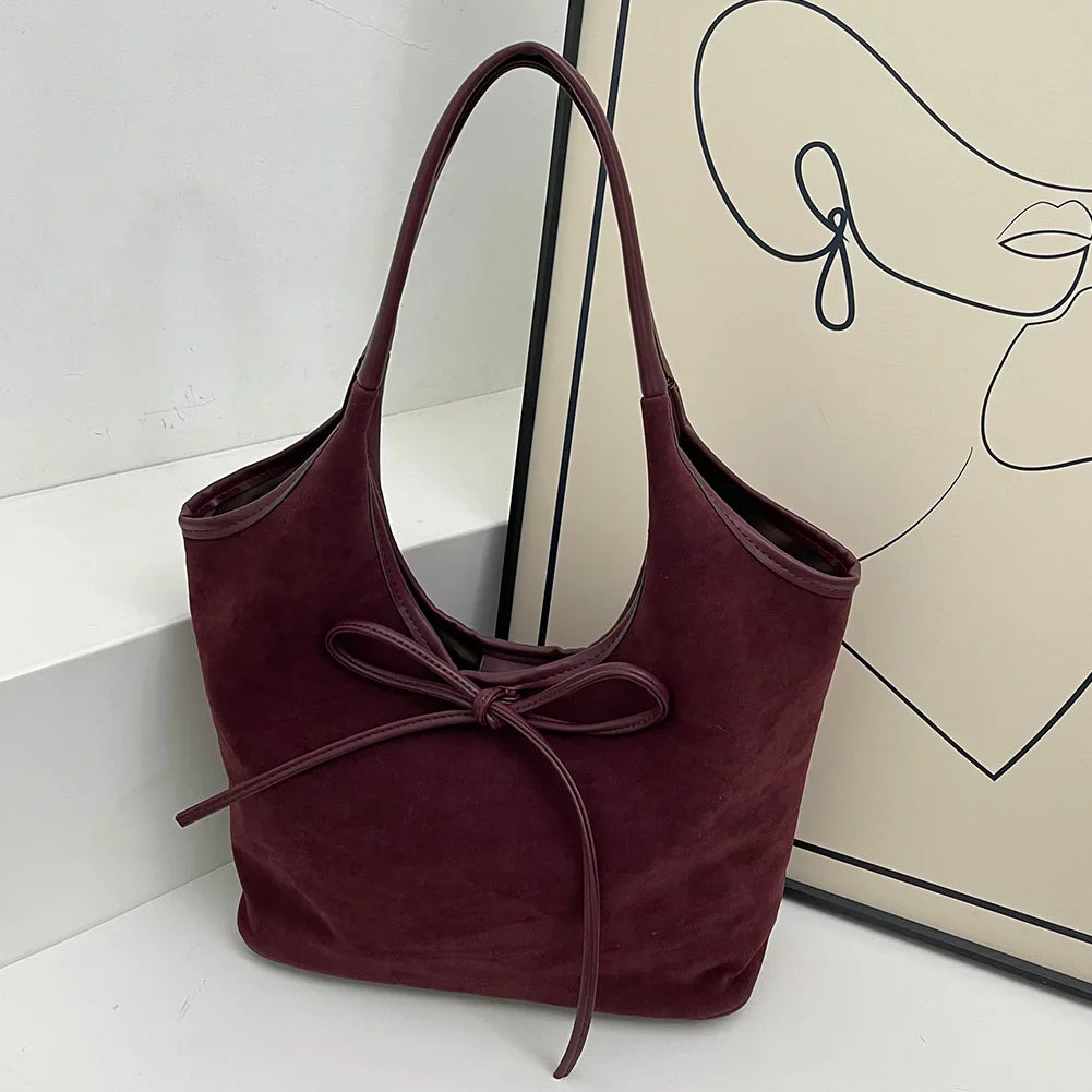 Bordowa Lily Bow Bag – elegancka torebka z miękkiego zamszu