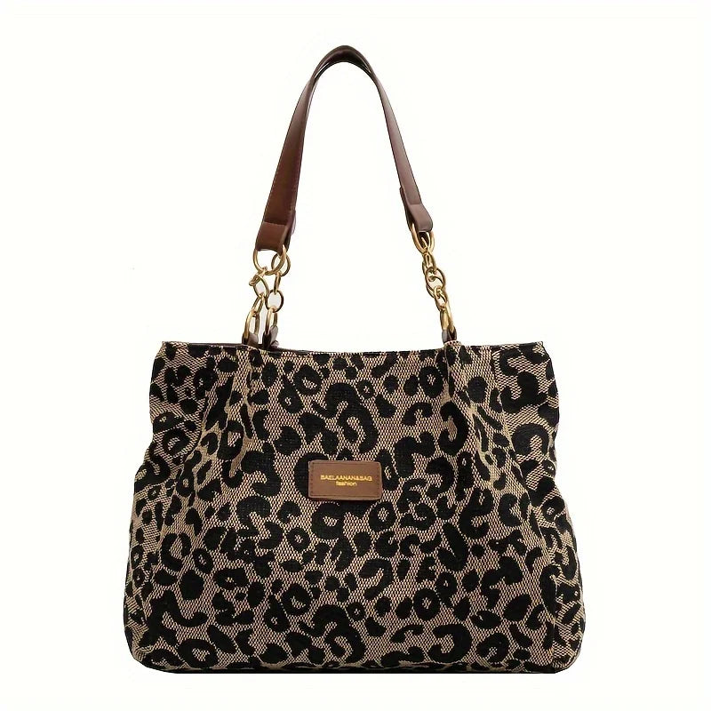 Zbliżenie na materiał i złote zapięcia torby Leopard Luxe