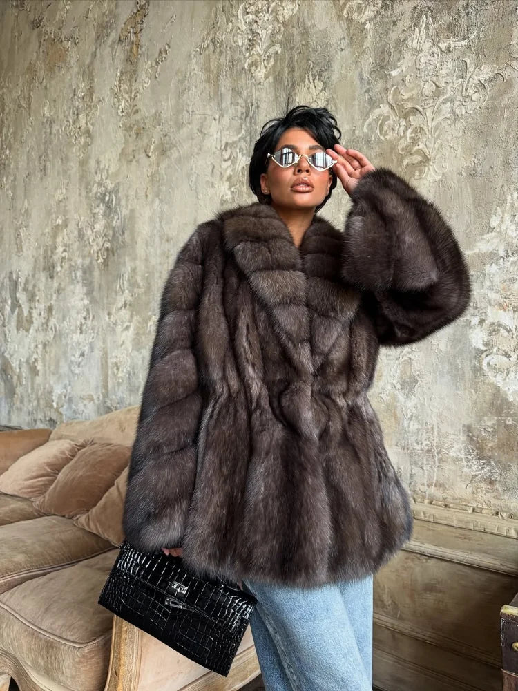 zbliżenie na ciemnobrązowy płaszcz ze sztucznego futra o błyszczącej fakturze