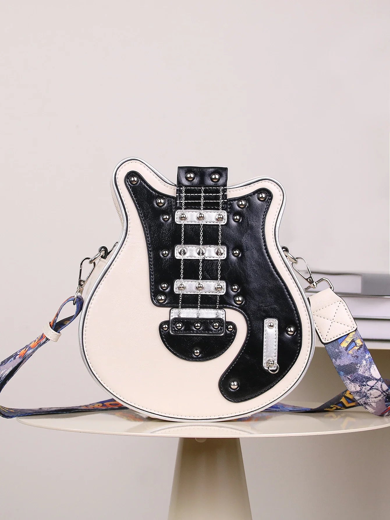 Torebka RebelMuse biała / wit – mała torebka crossbody w kształcie gitary