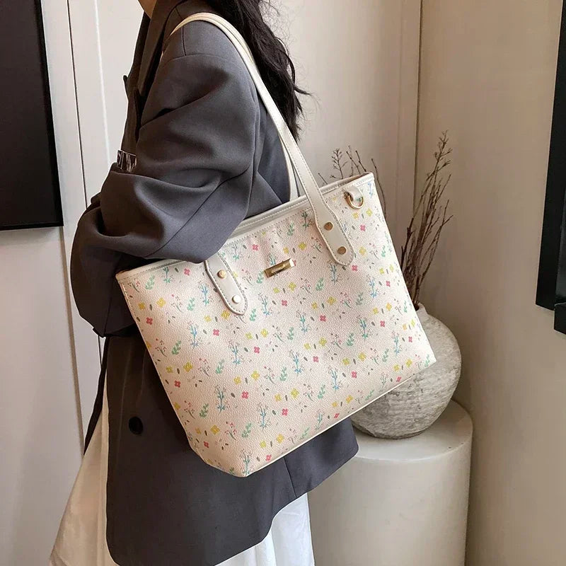 Torebka Belle Charme biała z kwiatowym wzorem