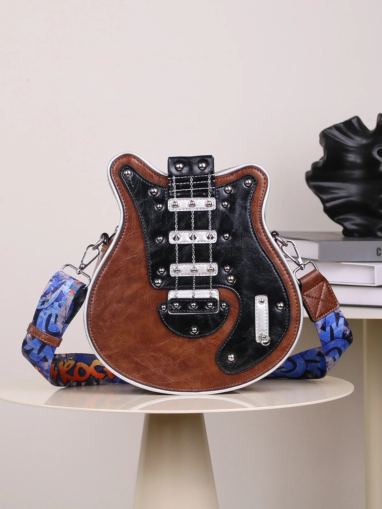 Torebka RebelMuse brązowa / bruin – gitara z paskiem w stylu komiksowym