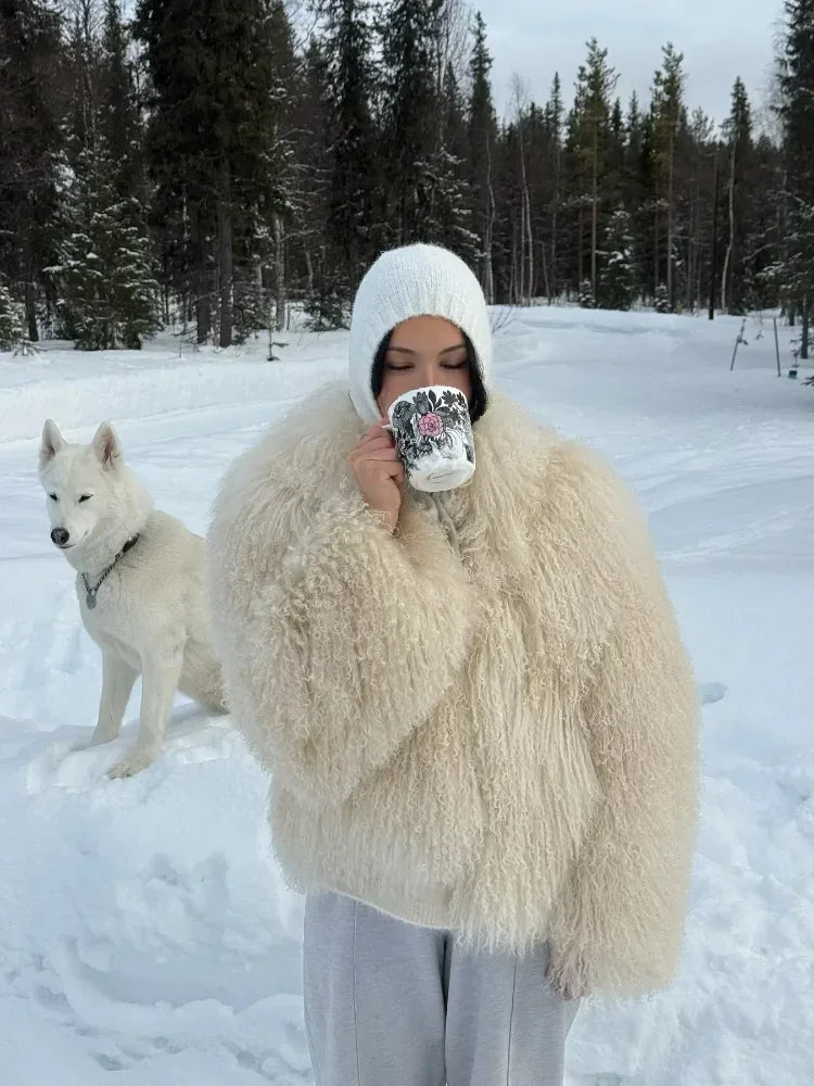 Kobieta w beżowym płaszczu Averelle z kapturem – zimowy klimat i wygoda