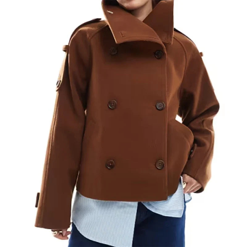 Zbliżenie na kołnierz i guziki płaszcza Veloura