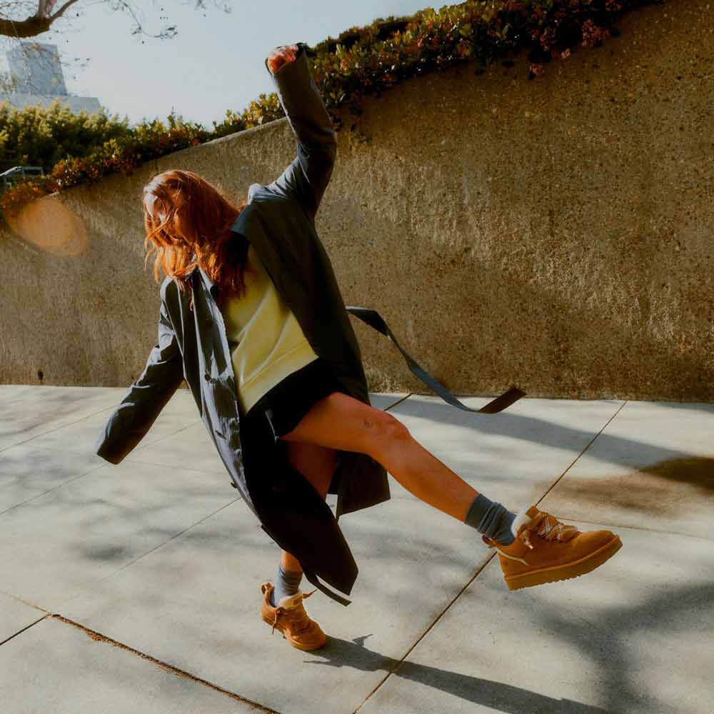 Modelka w beżowych sneakersach Lowelle – styl streetwearowy