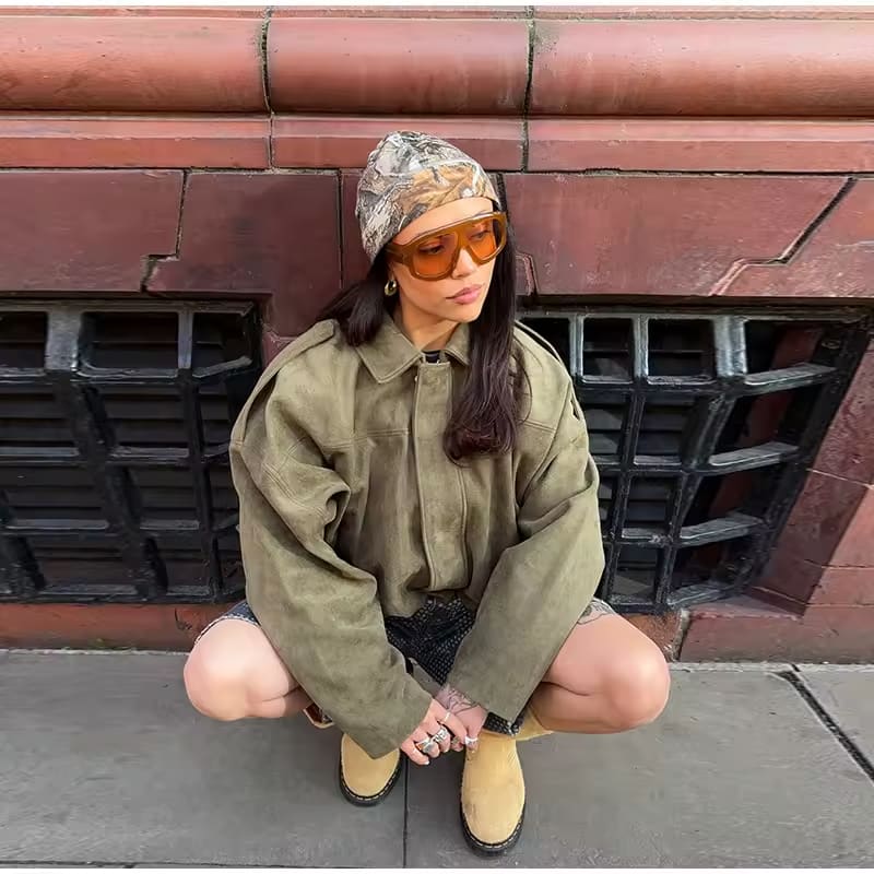 Kobieta w kurtce Valeria z efektem zamszu w kolorze khaki (groen)