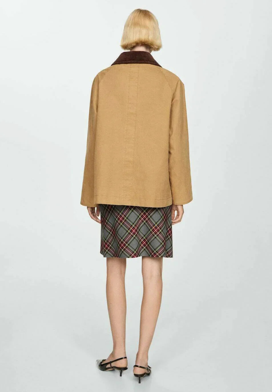 Modelka tyłem w kurtce Marleau – brąz