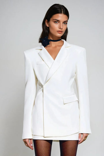 Biała marynarka damska Elure z odkrytymi plecami