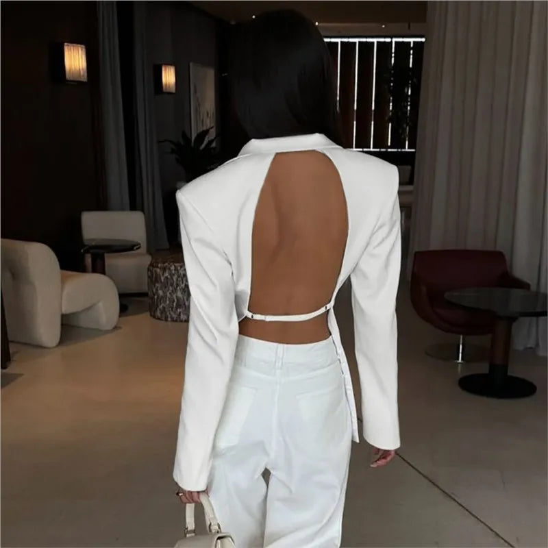 Modelka w białej marynarce Elure przy oknie